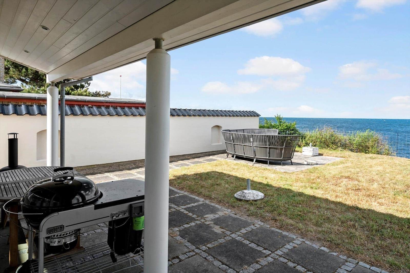 Terrace with grill and view of the sea.