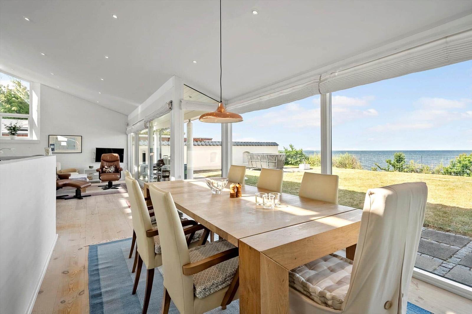 Dining room with sea view and terrace.