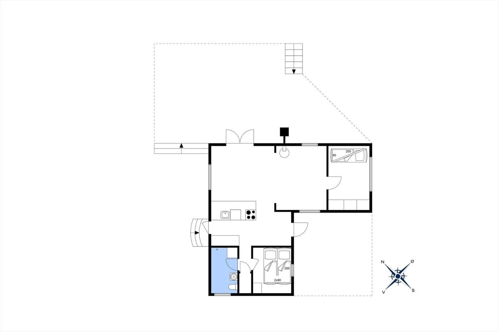 Einfache Wohnung mit Küche, Bad und zwei Schlafzimmern. Mit Kompass und Maßangaben.