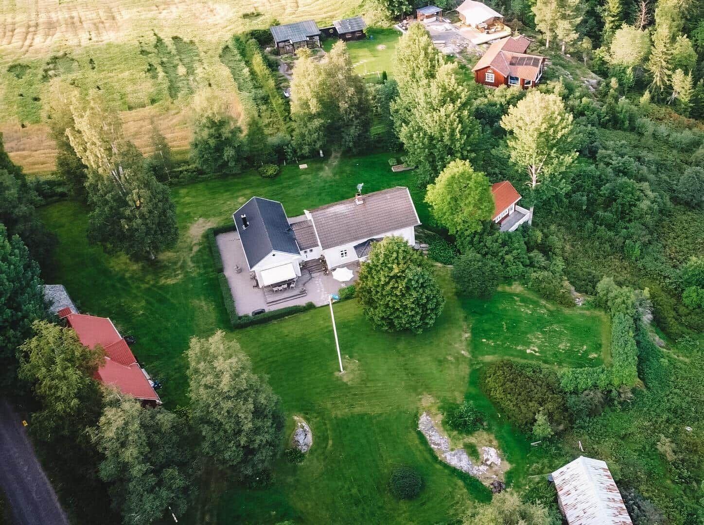 Haus mit großem Garten und Wald umgeben