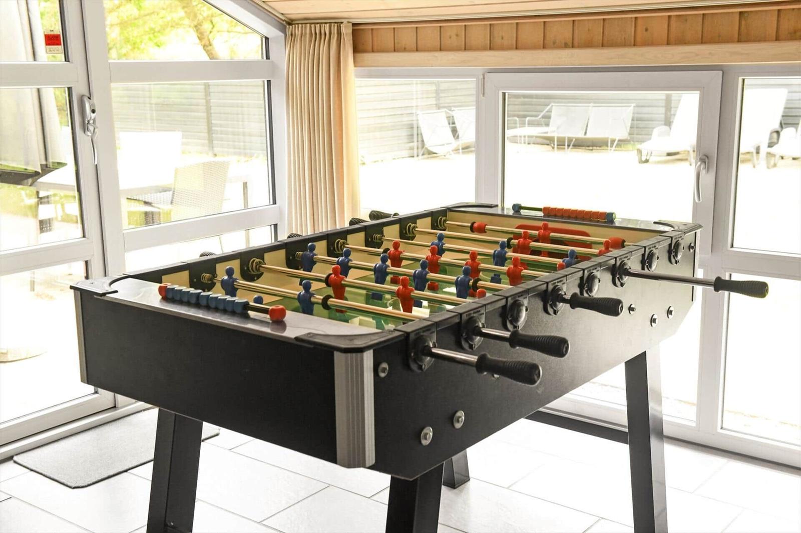 Fußballtisch im Innenbereich mit Blick auf den Außenbereich.