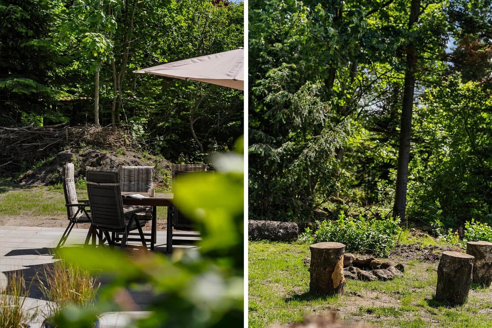 Terrasse mit Tisch und Stühlen unter Sonnenschutz. Grünflächen und Baumstümpfe im Garten.