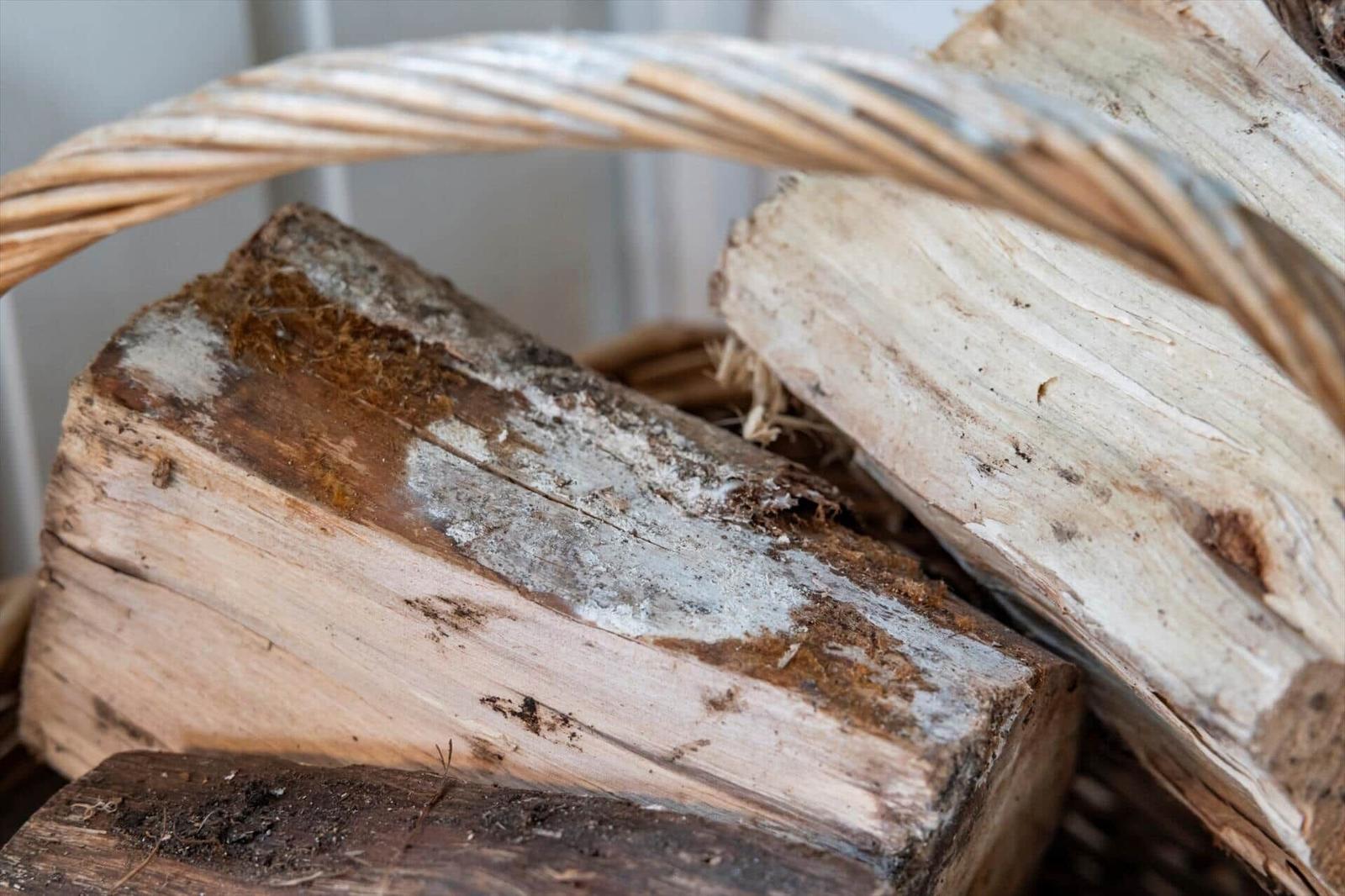 Holzscheite in einem Korb bereit für den Kamin.