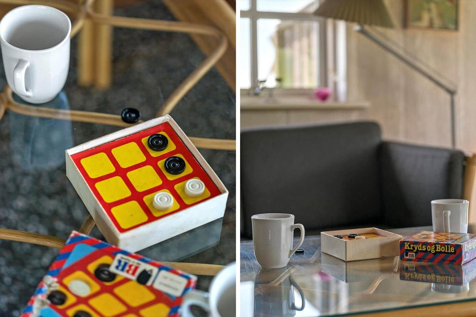 Tisch mit Schachspiel und Tassen in Wohnraum