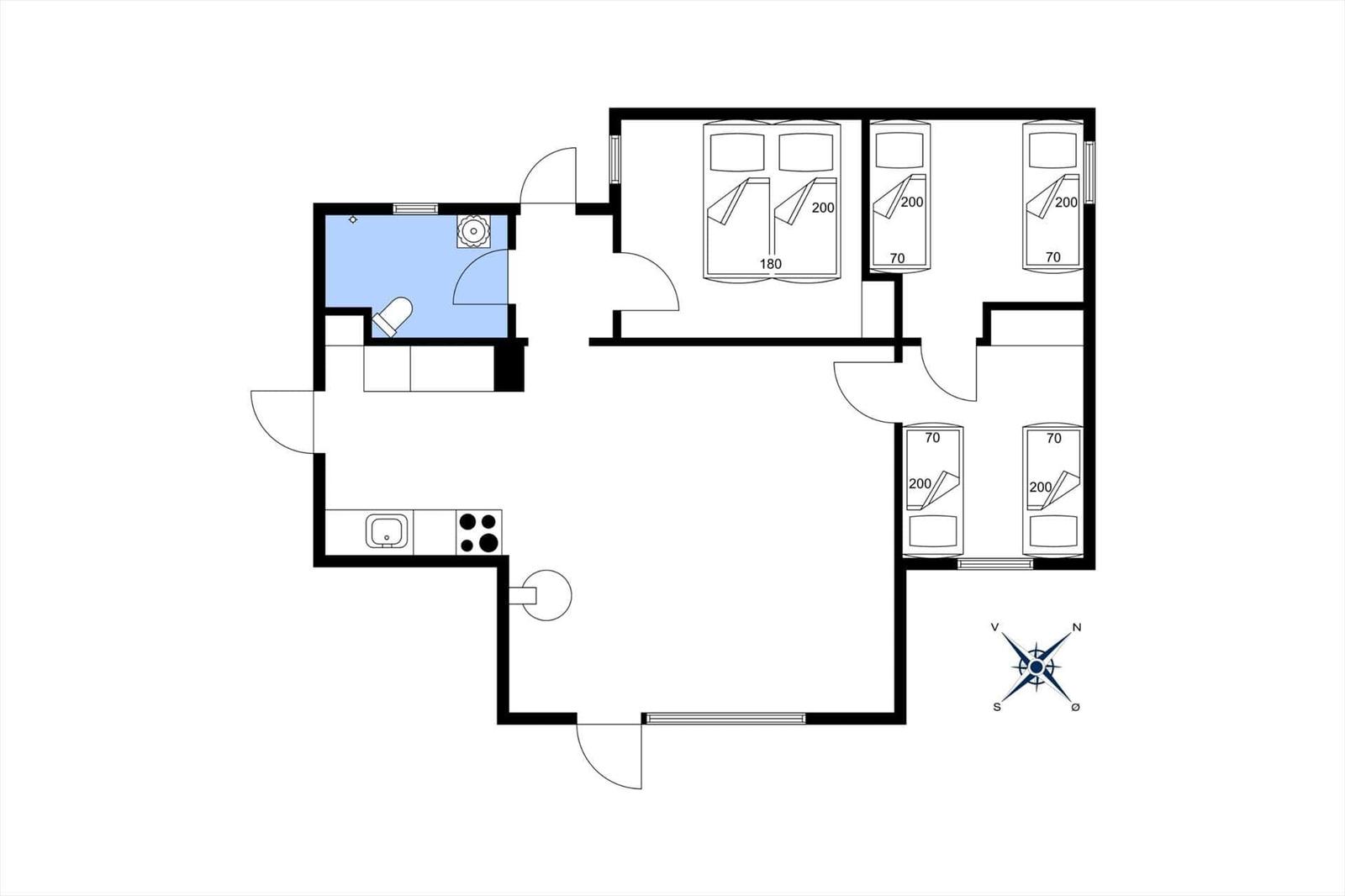 Apartment with four bedrooms, kitchen, and bathroom. Room layout with orientation.