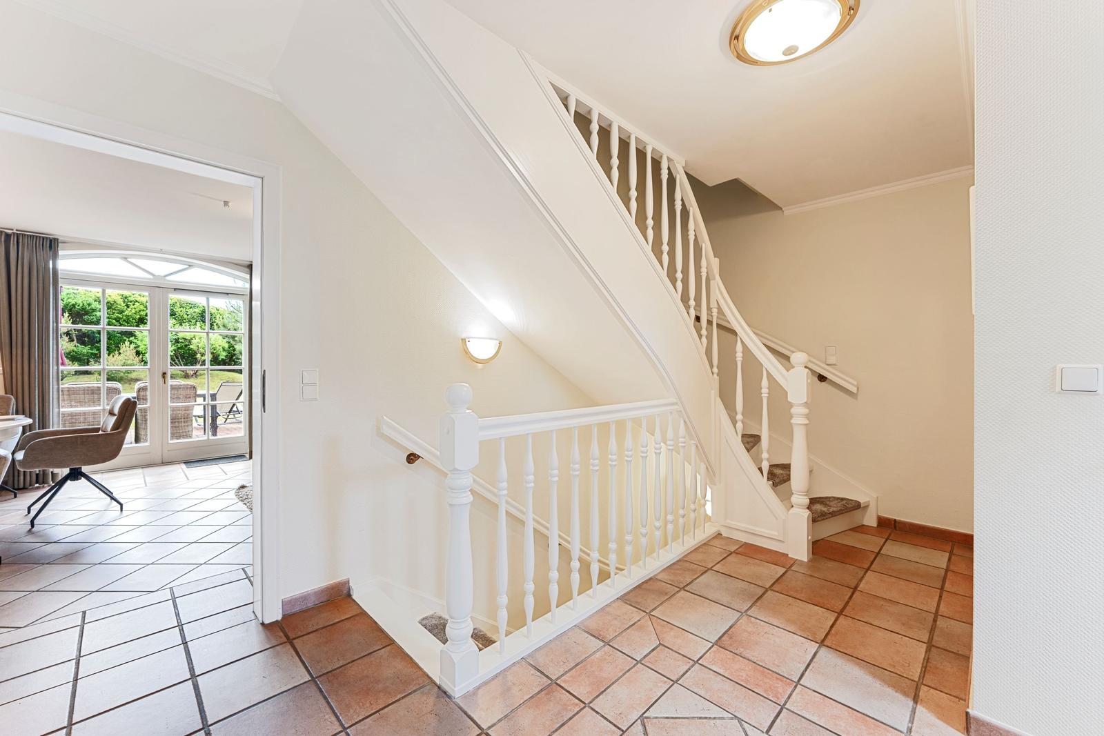 Eingangsbereich mit Treppe und Terrassentür
