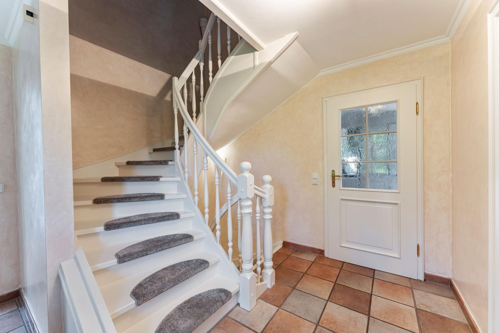 Eingangsbereich mit Treppe und Tür