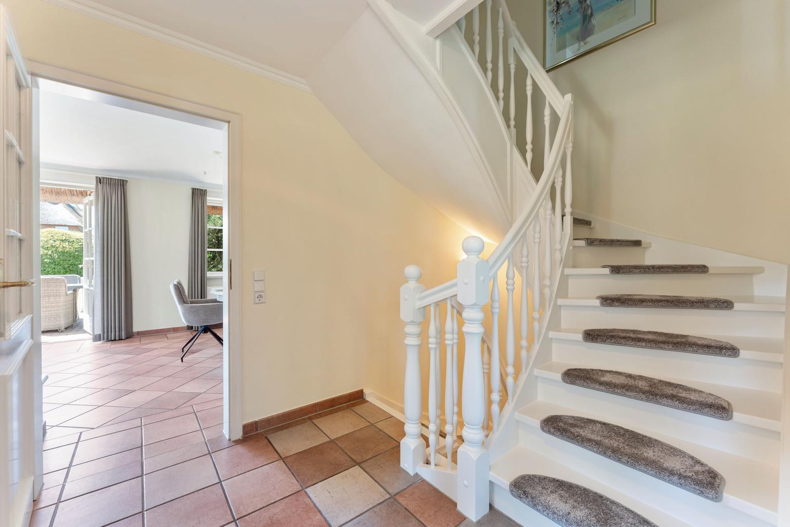 Haus mit Treppe und Blick in Wohnbereich mit Terrasse