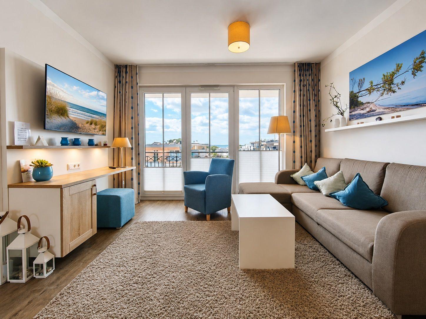 Wohn- und Essbereich mit Sofa, Esstisch und Fenster. Wandbild und Beleuchtung sichtbar.