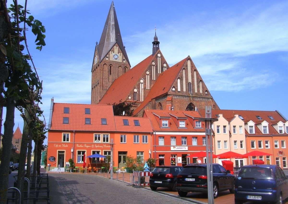 Barther Marktplatz mit Kirche