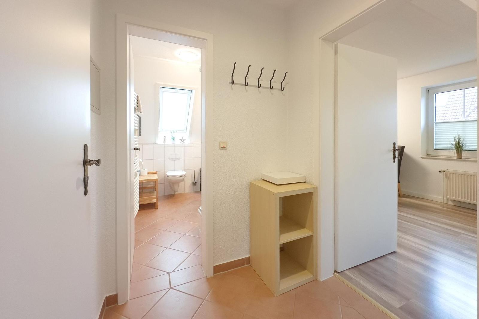 Eingangsbereich mit Garderobe, Bad und Wohnzimmer