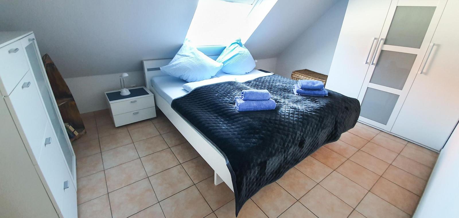 Schlafzimmer 1