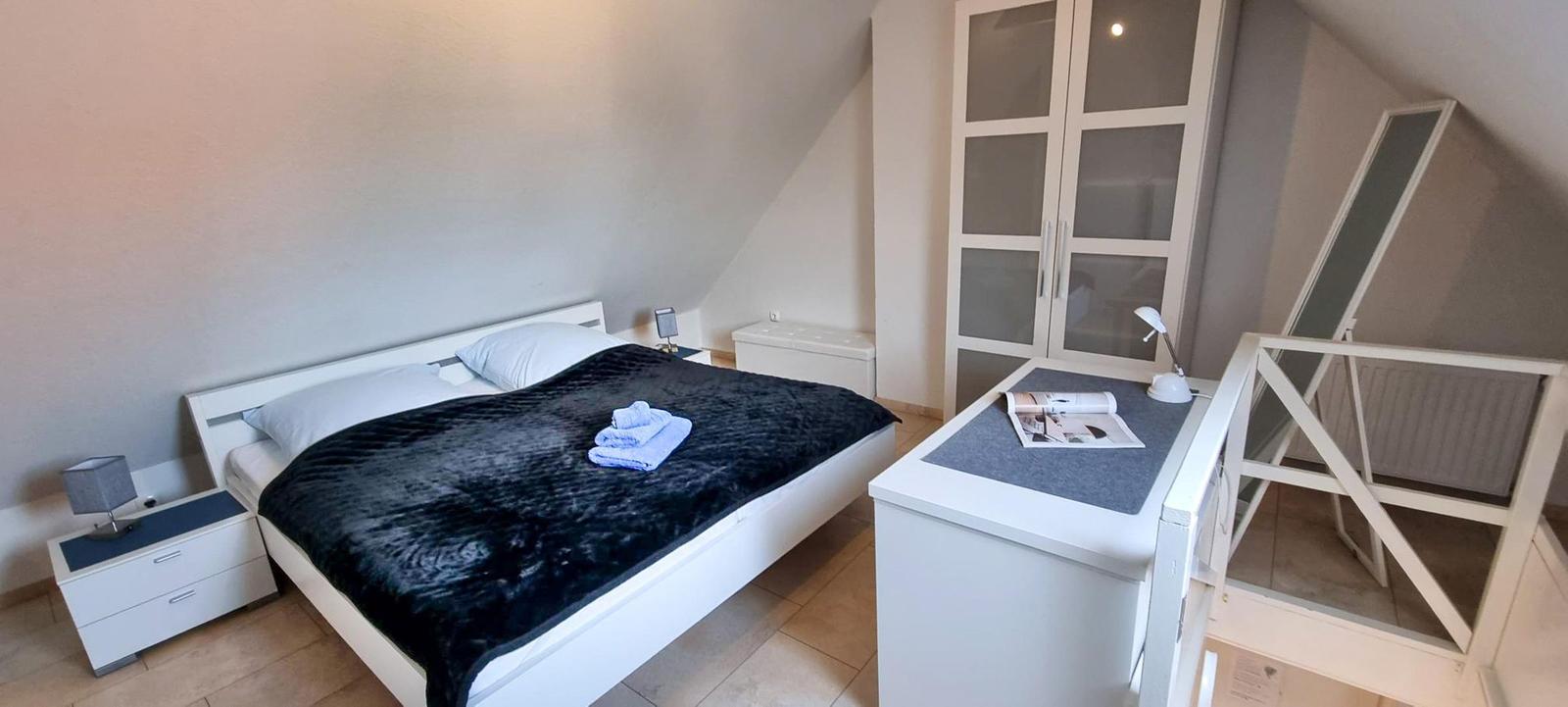 Schlafzimmer 2 mit Schreibtisch