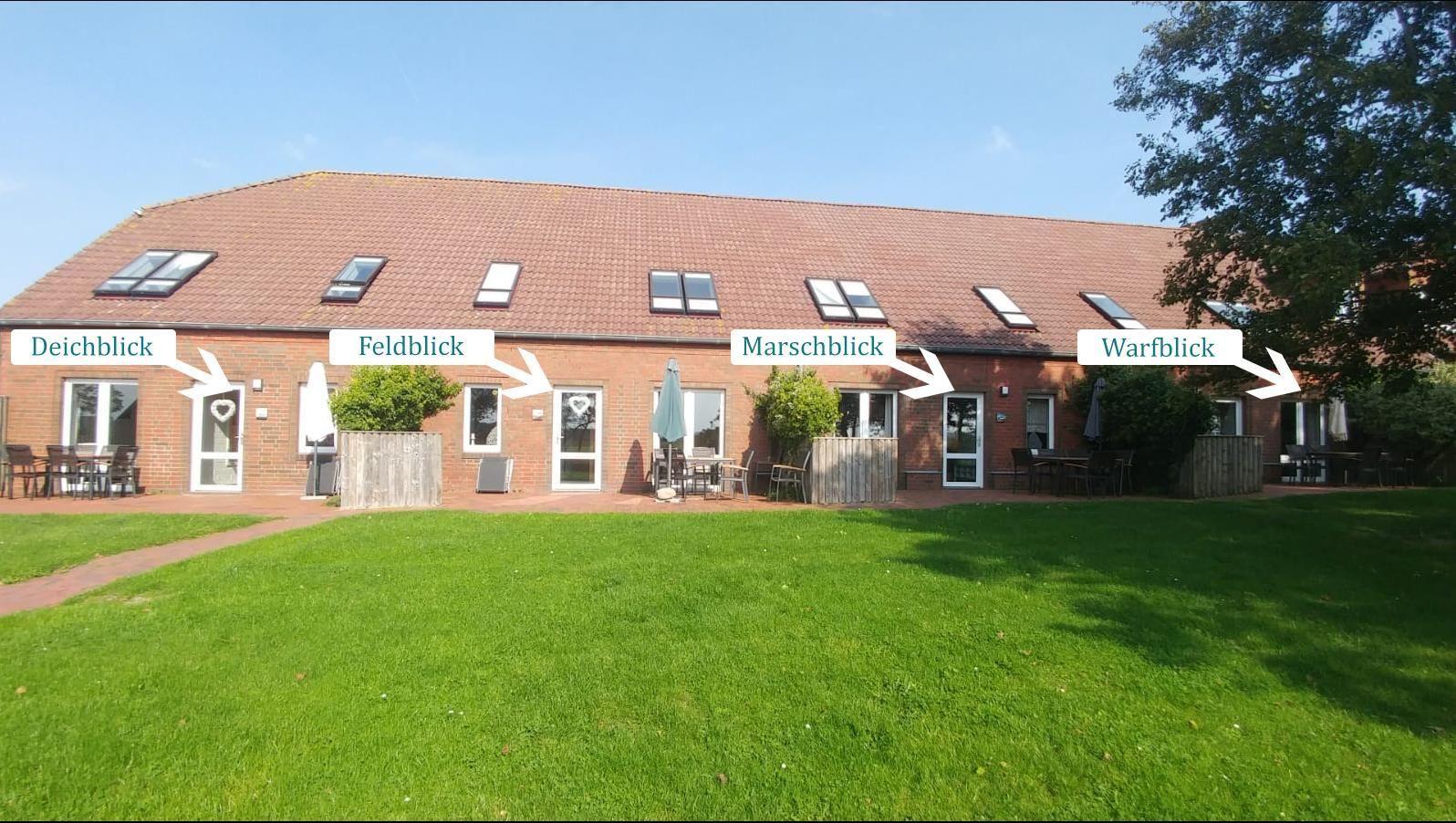 Ferienhaus mit Garten und Blickmöglichkeiten auf Deich, Feld, Marsch und Warf.