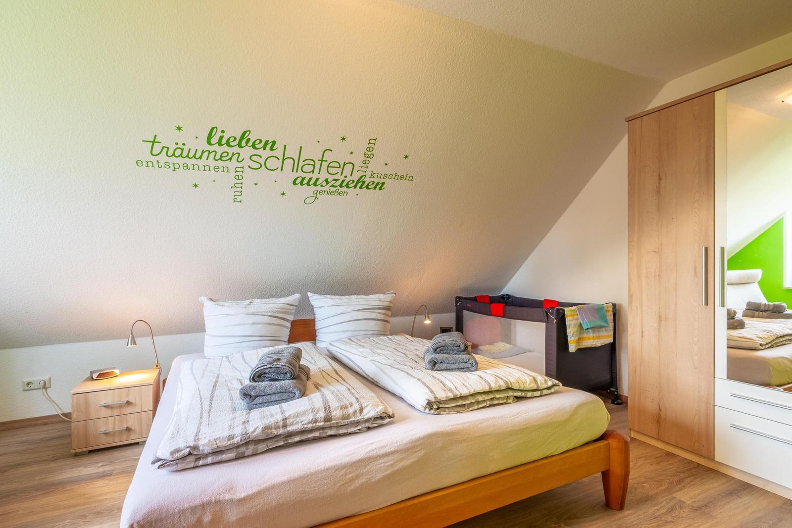 Schlafzimmer 1