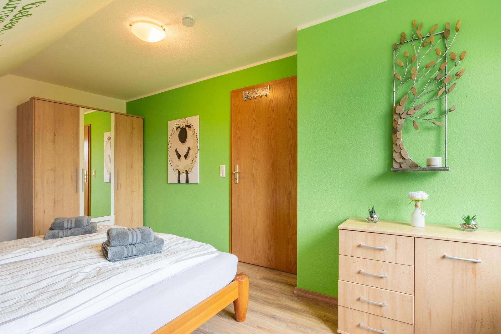 Schlafzimmer 1