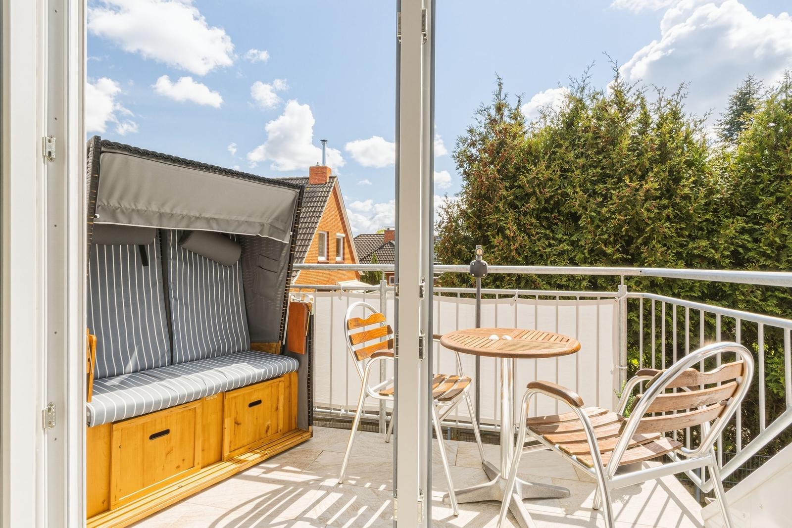 Balkon mit Strandkorb