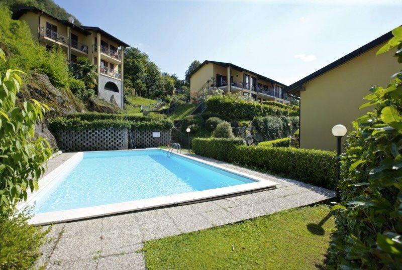 Pool mit umliegenden Gebäuden und Grünflächen