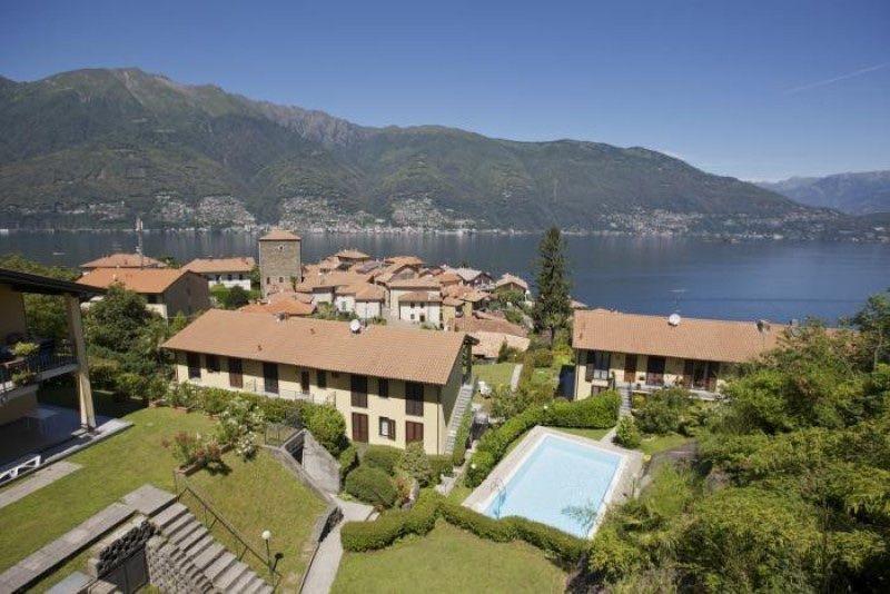 Haus mit Pool, Blick auf See und Berge. Grünanlagen und Terrassen.
