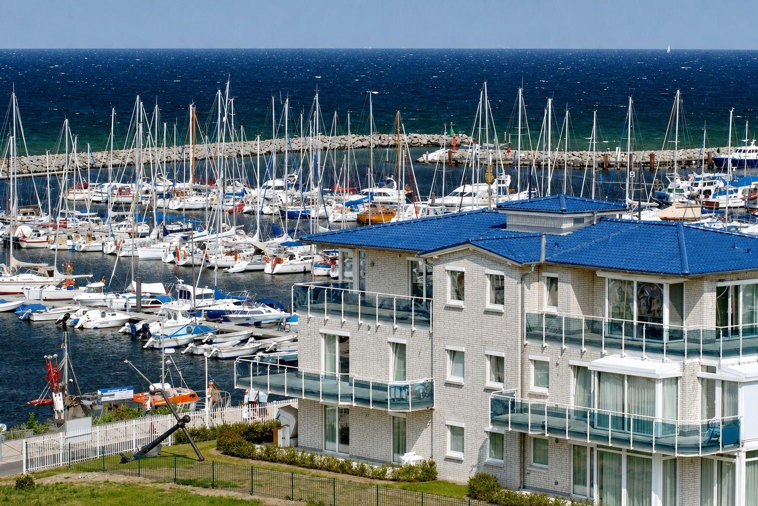 Hochwertige Ferienwohnung mit Blick auf den Hafen und viele Segelboote.