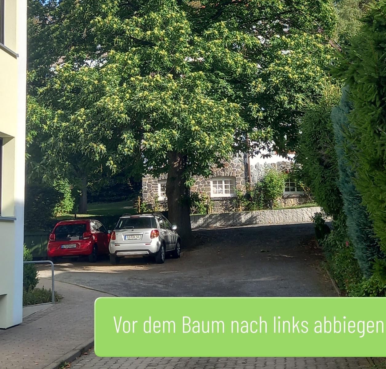 Sie fahren auf das Grundstück - halten sich vor dem Kastanienbaum links - vor der Haustür steht links eine Bank
Sie haben Ihr Ziel erreicht