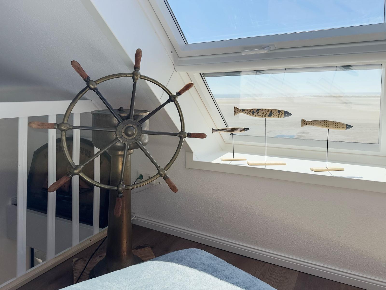 Räumlichkeiten mit Steuerrad und Fischdekorationen an Fenster