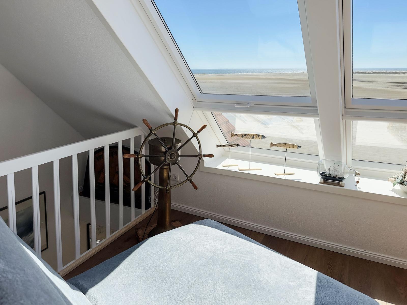 Schlafzimmer mit Blick auf Strand und Meer, Segelruder und Fischdekorationen