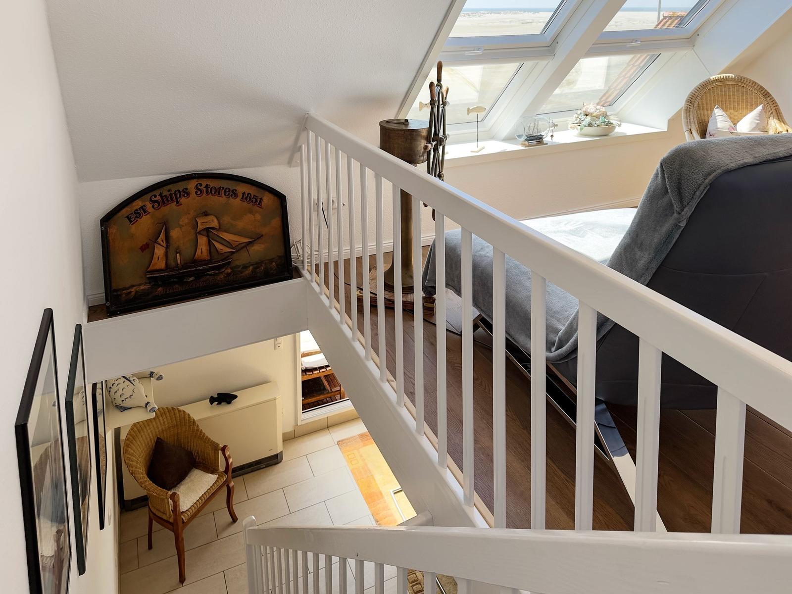 Treppe hinunter ins Wohnzimmer