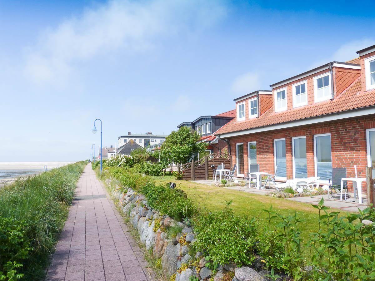 Haus mit Terrasse und Garten neben Strandpromenade