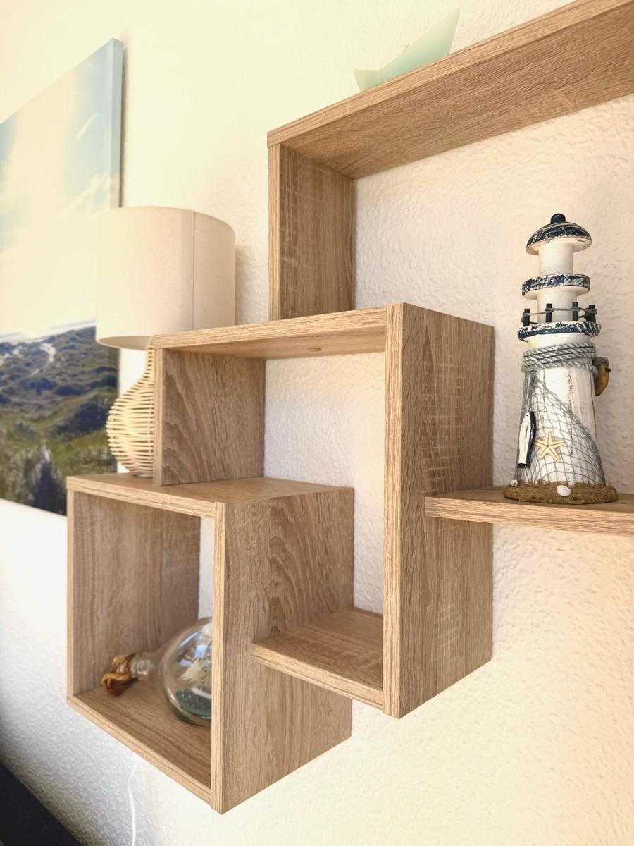 Wandregal aus Holz mit Lighthouse-Modell und Lampe