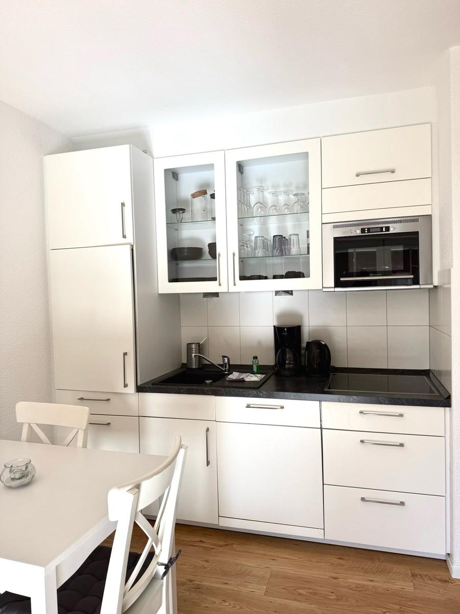 Küchenzeile - Kühlschrank, Geschirrspüle, Ceranfeld uvm.