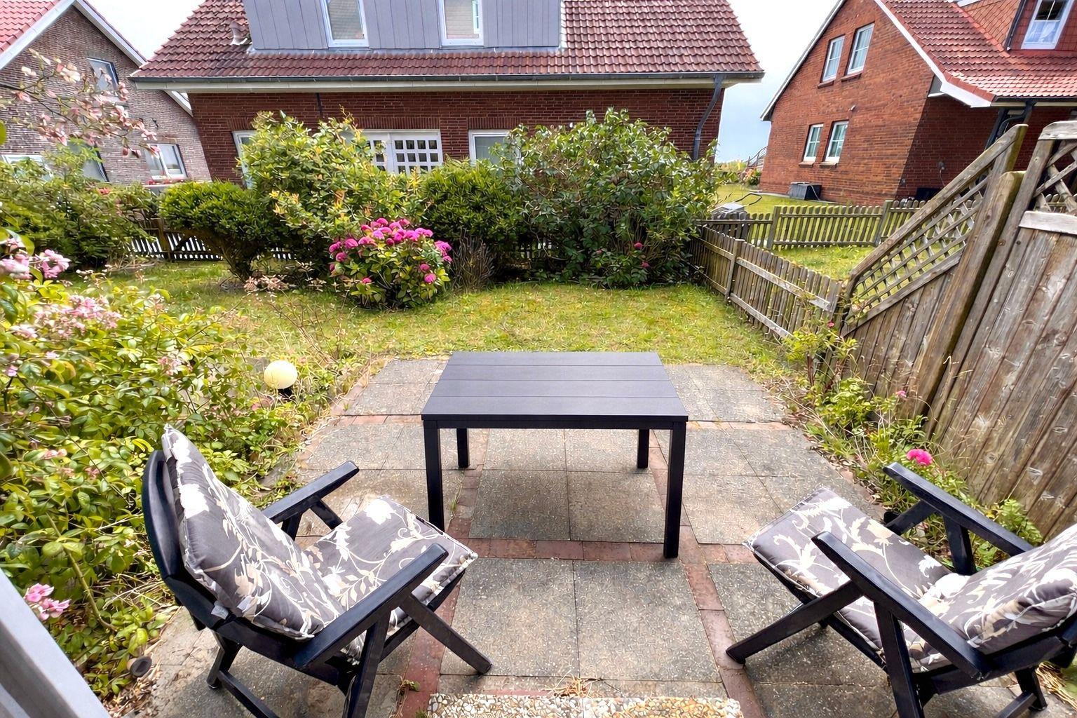 Sonnenterasse mit Garten und kleinem Meerblick