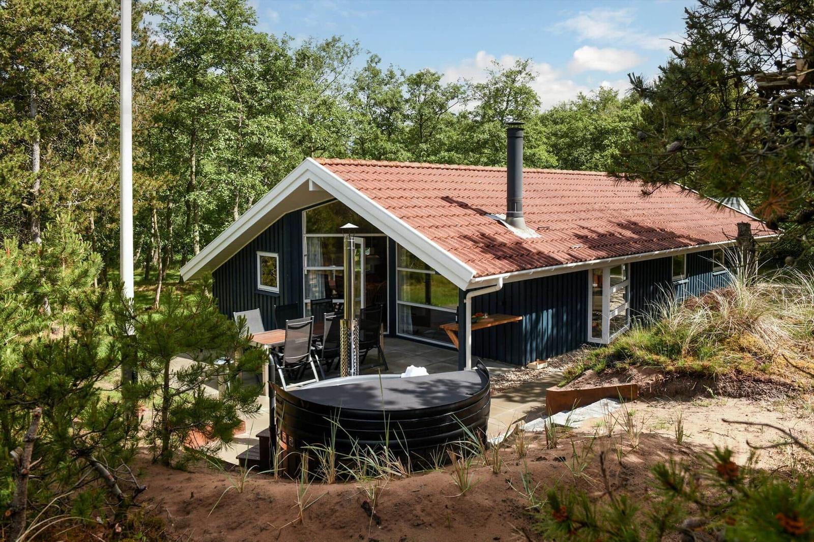 Holzhaus mit Terrasse, Whirlpool und Grillplatz im Wald