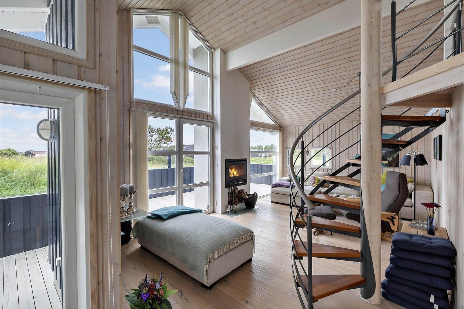 Haus mit Kamin, Schlafbereich und Wendeltreppe zur Galerie.