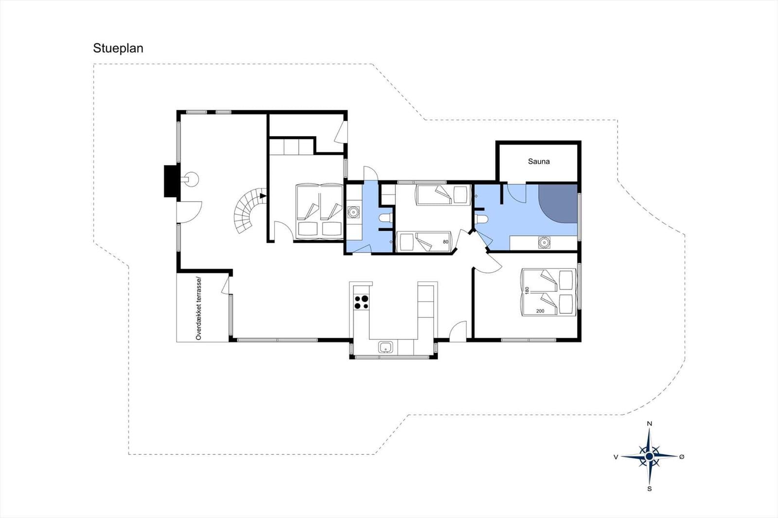 Funktionaler Grundriss mit Sauna, Schlafzimmern und überdachter Terrasse.