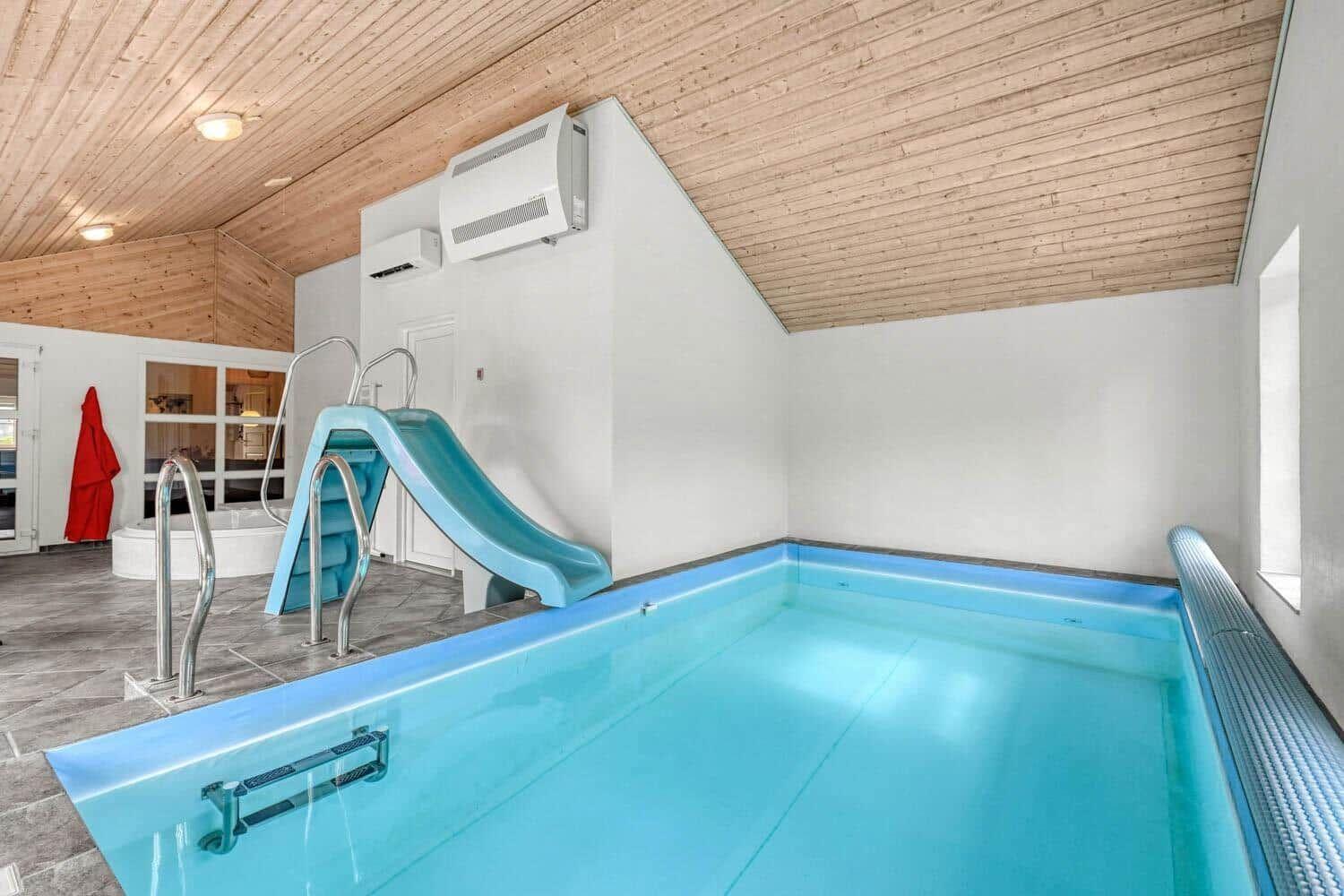 Innenpool mit Rutsche und Holzdecke