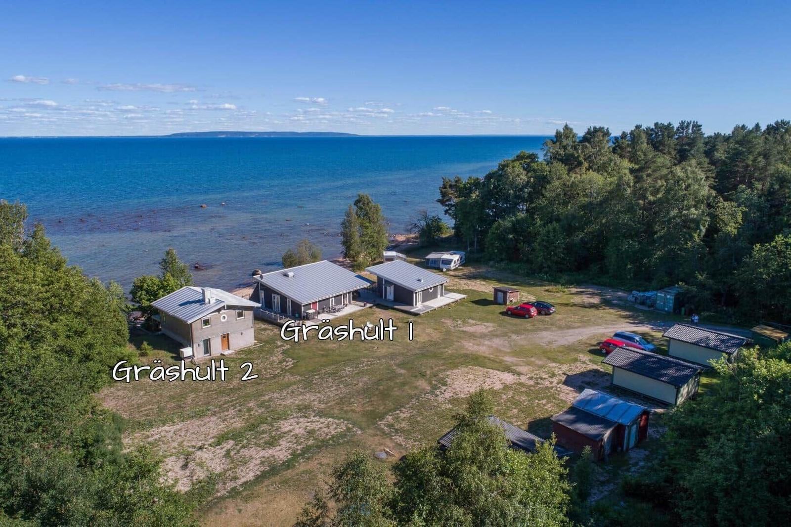 Zwei Häuser am See mit Wald und Parkplätzen. Gräshult 1 und 2.