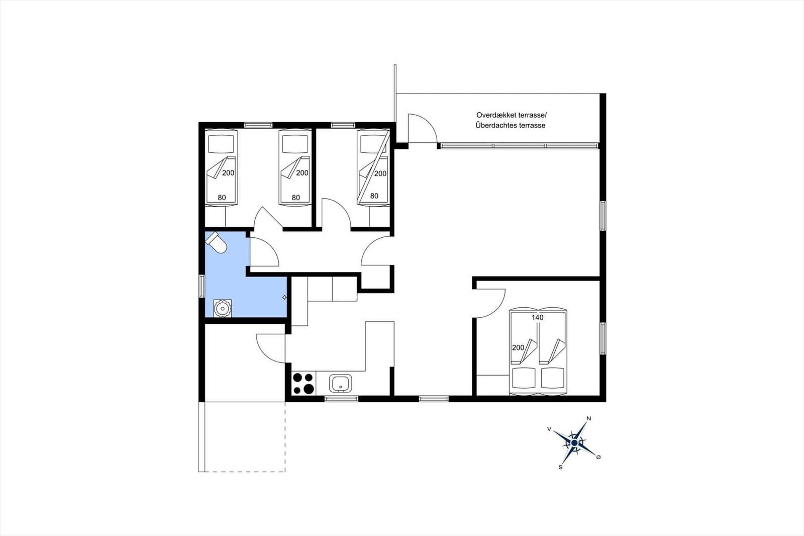 Wohnung mit drei Schlafzimmern, Küche und überdachter Terrasse.