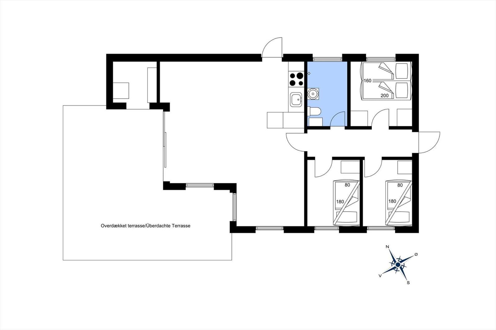 Wohnung mit drei Schlafzimmern, Küche und überdachter Terrasse. Flur mit Bad und WC.