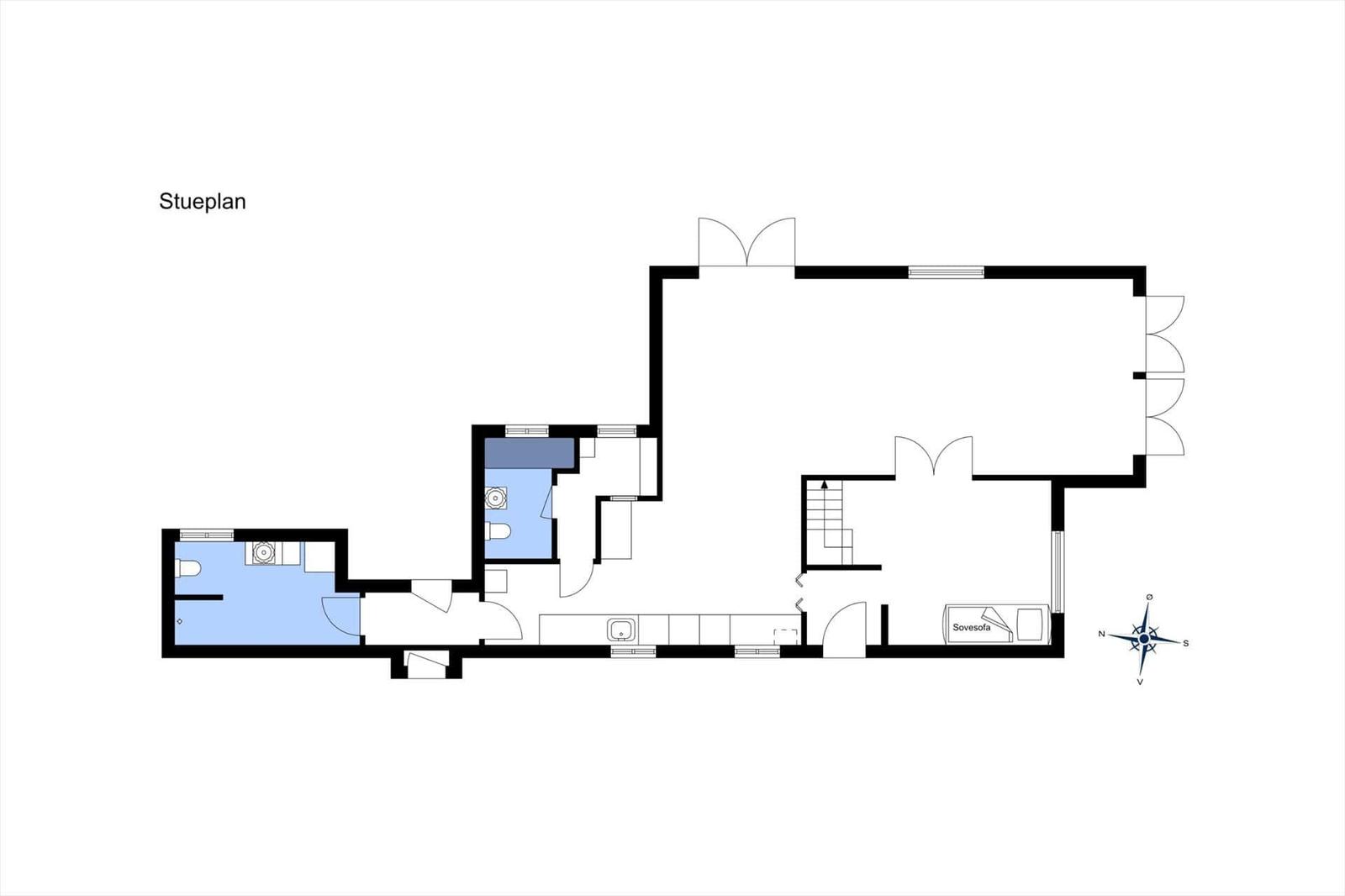 Stueplan zeigt Grundriss mit Küche, Bad, Schlafzimmer und Wohnbereich mit Sovesofa.
