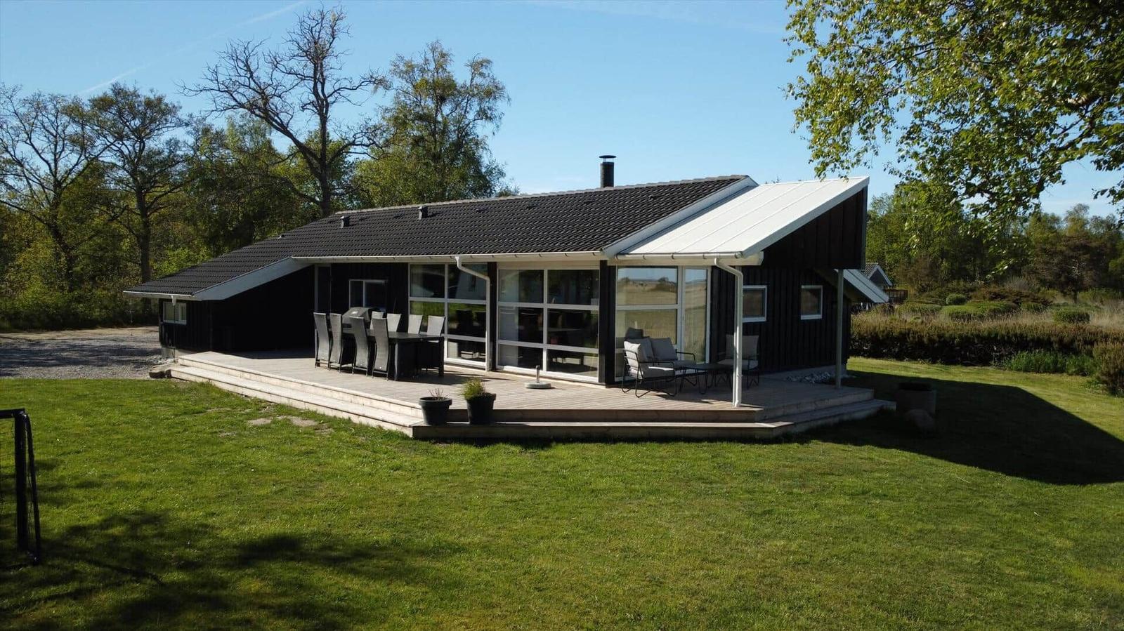 Moderne Villa mit großem Holzterrasse und Garten. Ganzjahresnutzbar.