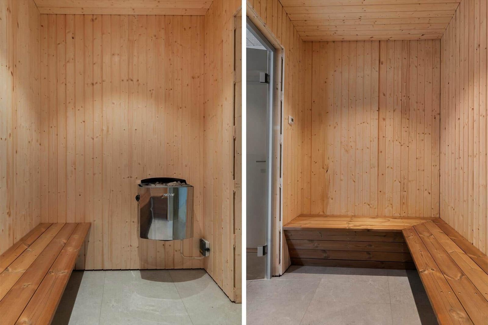 Sauna mit Holzwandverkleidung und Sitzbänken. Links: Ofen. Rechts: Türöffnung.