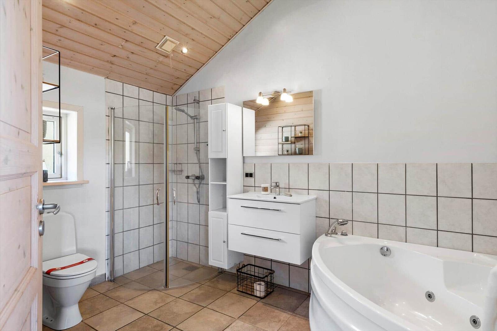 Badezimmer mit Dusche, Badewanne und Waschbecken