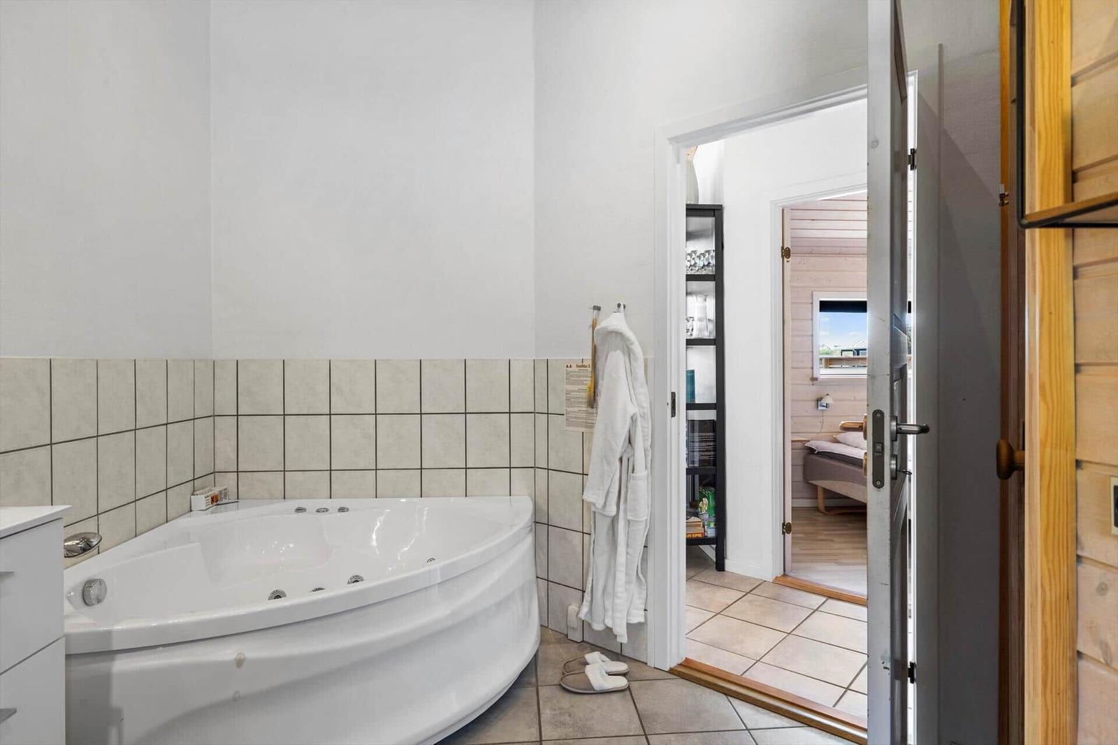 Badezimmer mit Whirlpool, Blick in das Schlafzimmer.