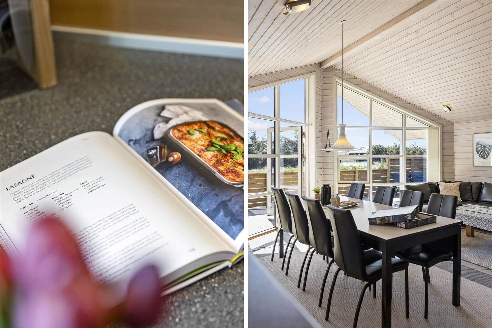 Ein Kochbuch mit Lasagne zeigt eine Mahlzeit. Ein Esszimmer mit Tisch, Stühlen und großen Fenstern.