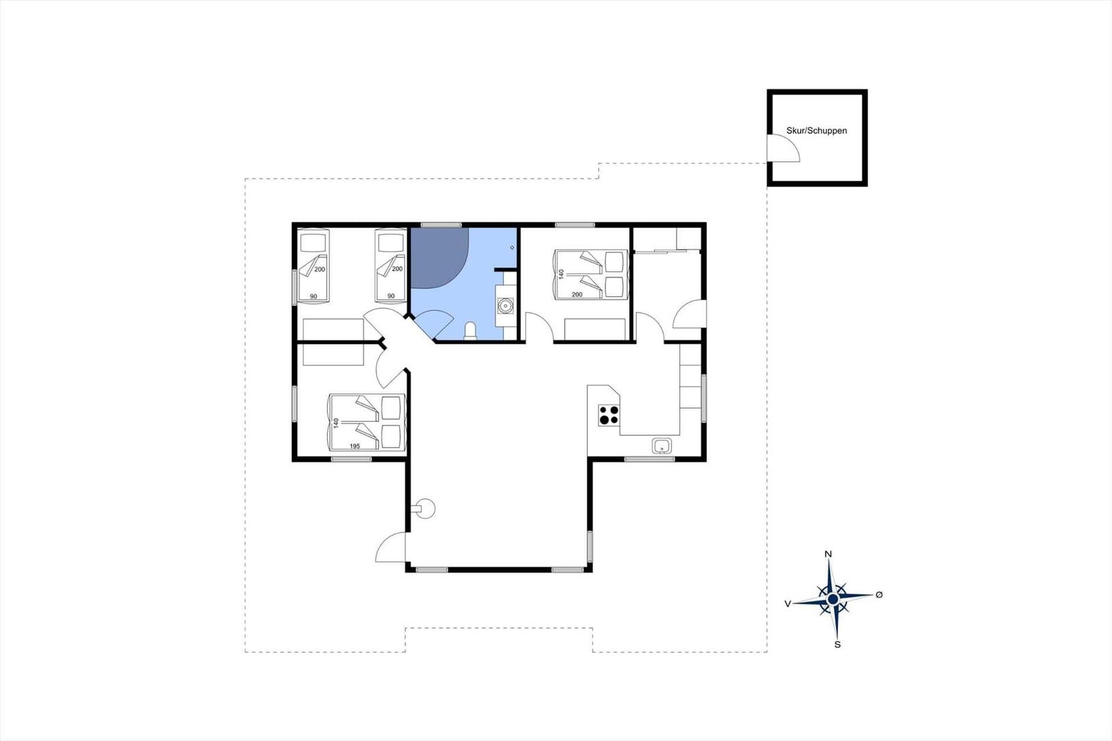Wohnung mit vier Schlafzimmern, Küche und Bad. Außenbereich mit Schuppen.