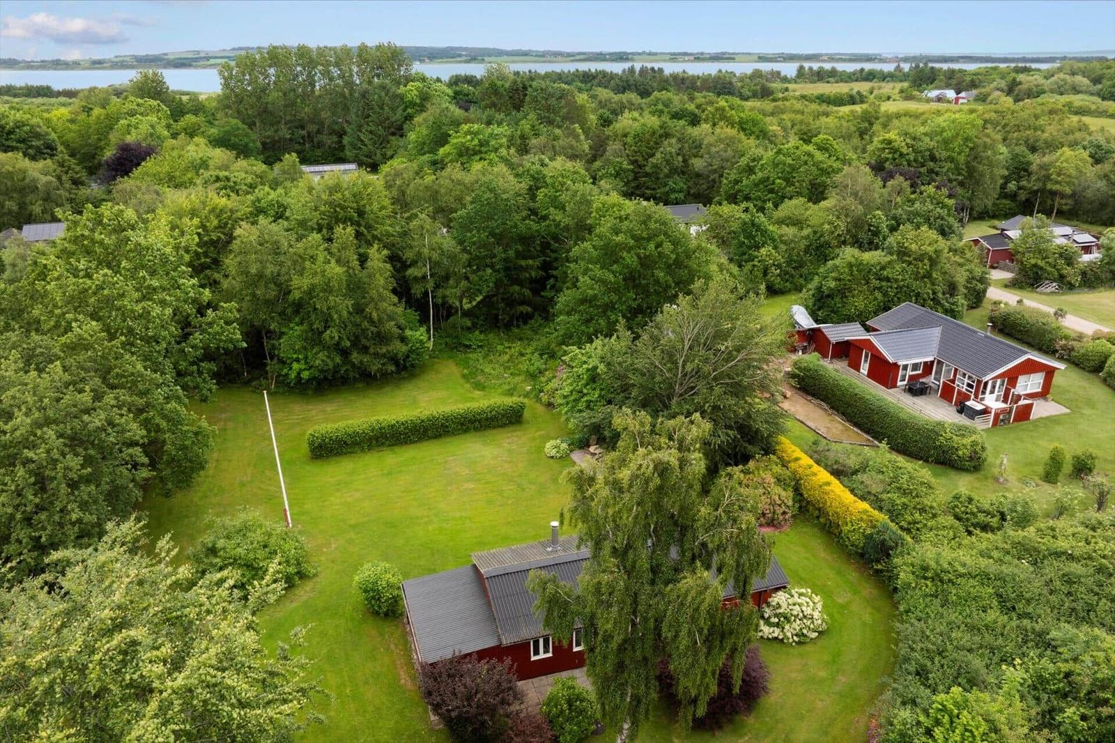 Rotes Haus mit Garten und Blick auf Wasser