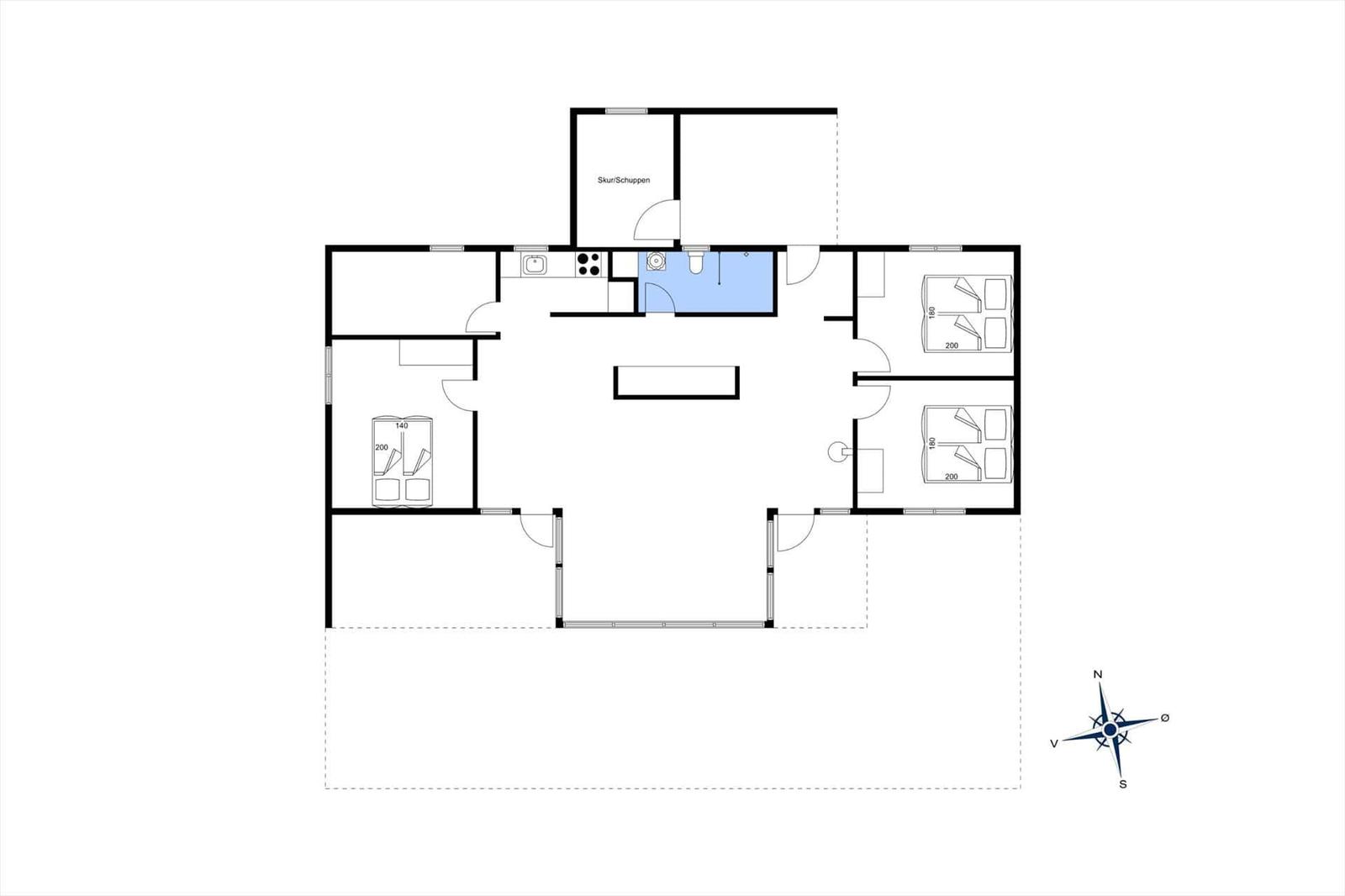 Funktionaler Grundriss mit drei Schlafzimmern, Küche und Bad. Skur/Schuppen angezeigt.