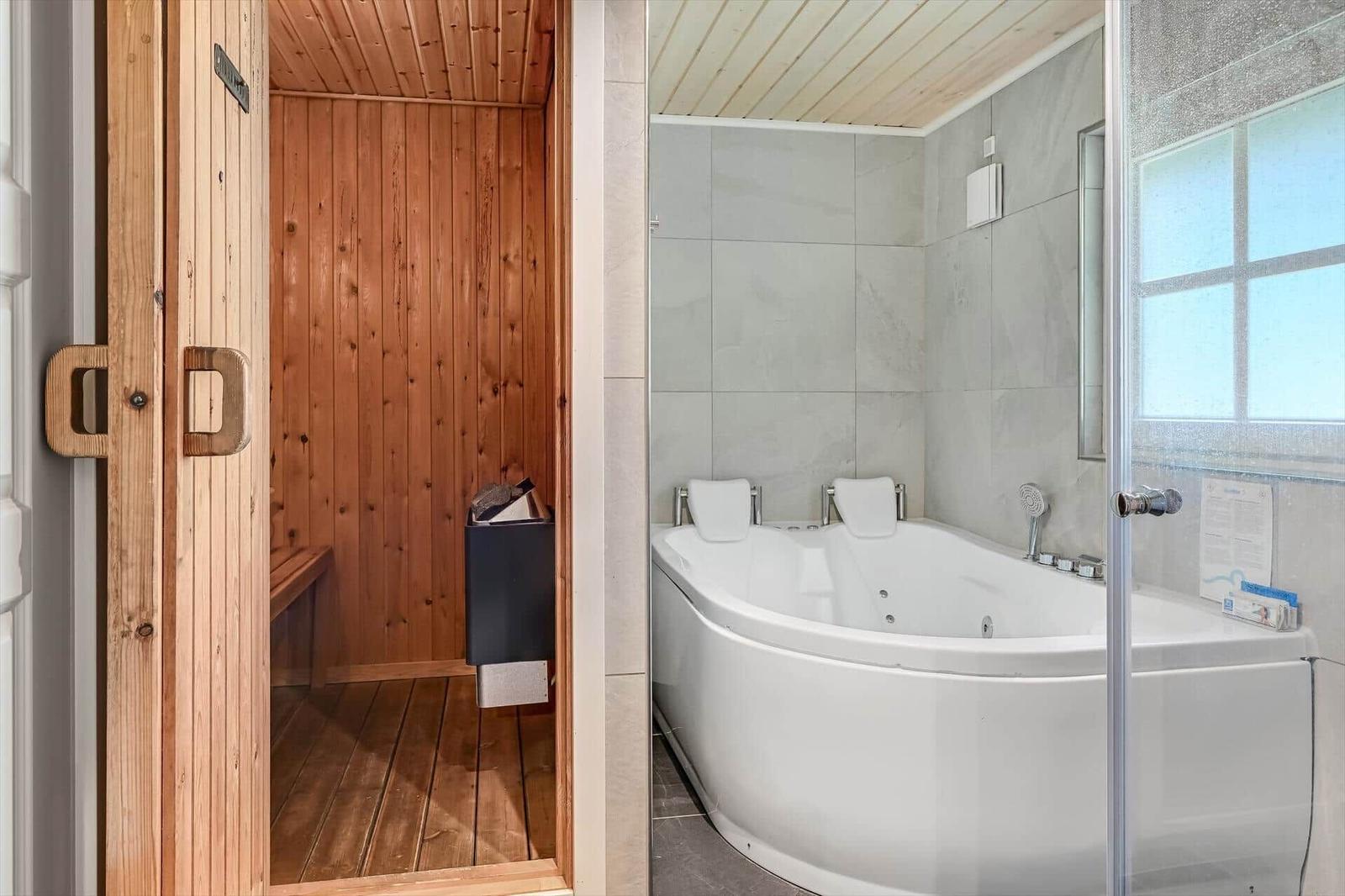 Dusche mit Whirlpool und Sauna im Bad
