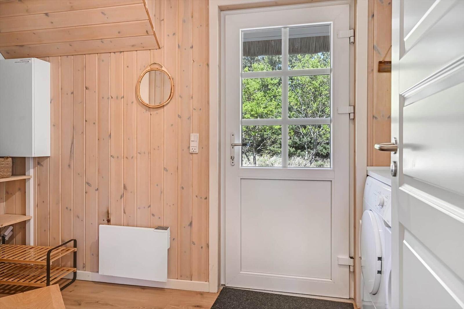 Haus mit Holzwand, Tür mit Glas und Waschmaschine.